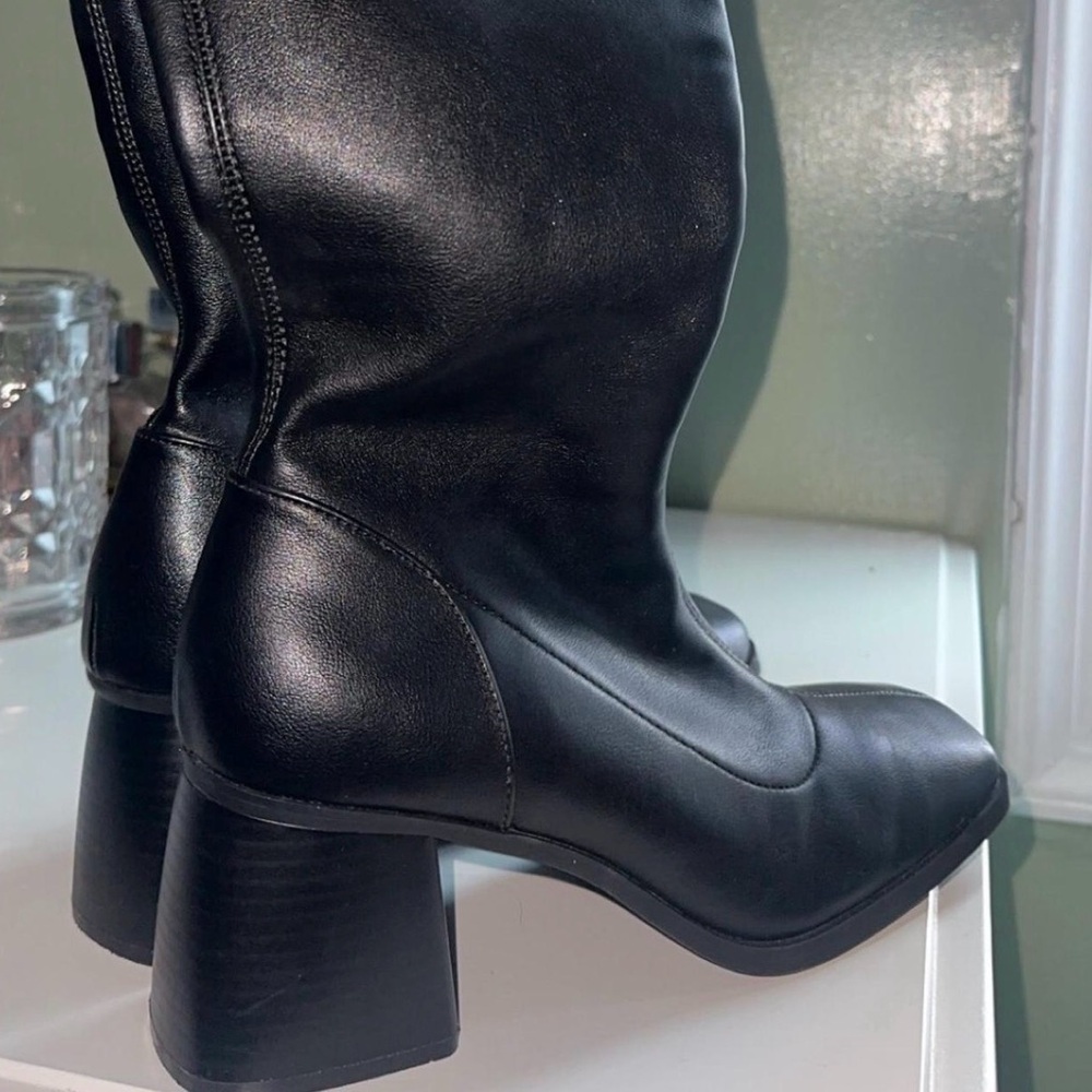 Black knee boots